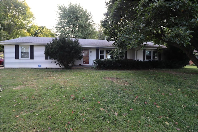 single story home with a front lawn