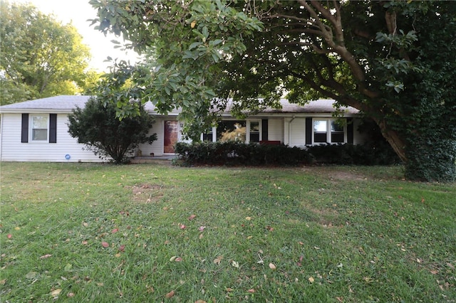 single story home featuring a front yard