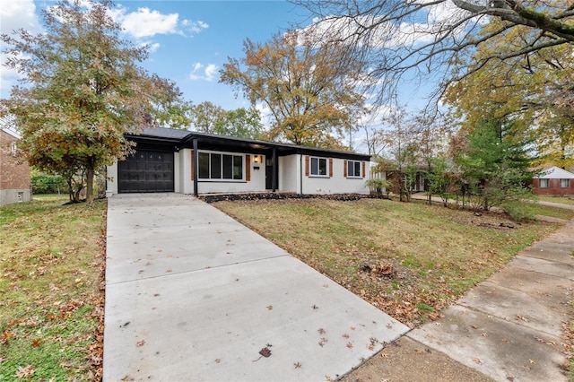 view of front of home featuring a garage and a front yard