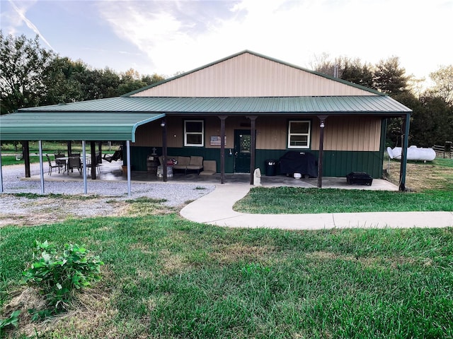 view of front of house featuring a patio and a front yard