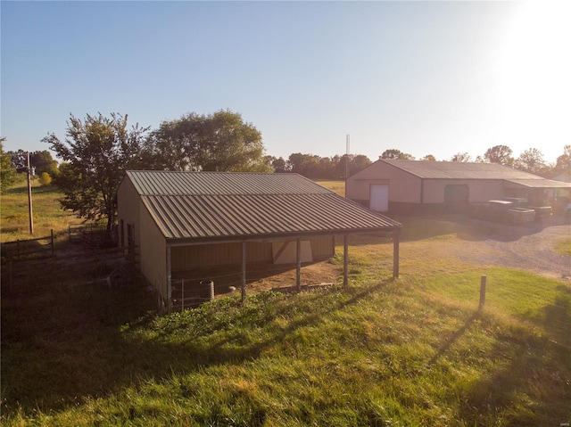 view of yard with an outbuilding