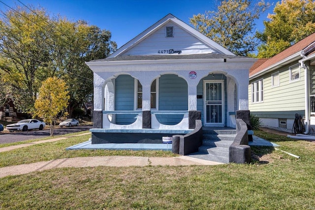 view of front of property featuring a front yard and covered porch