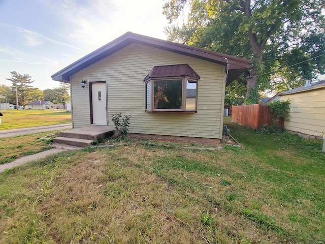 view of front of property featuring a front yard