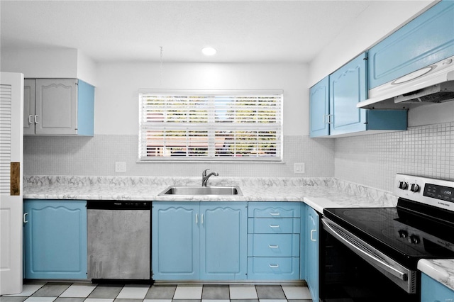 kitchen featuring backsplash, appliances with stainless steel finishes, sink, and blue cabinets