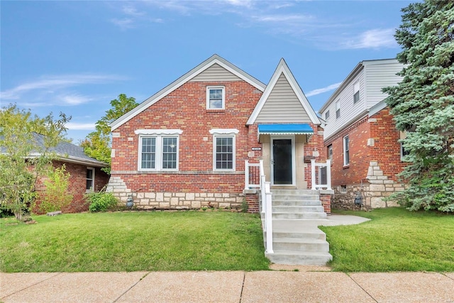 view of front of home featuring a front lawn