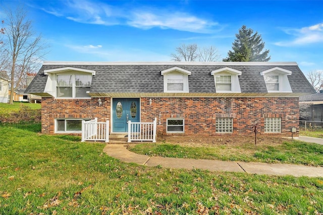 view of front of home featuring a front lawn