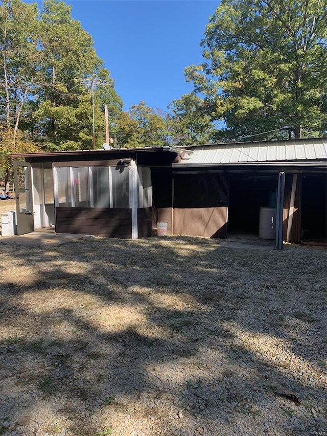 view of outdoor structure featuring an outbuilding