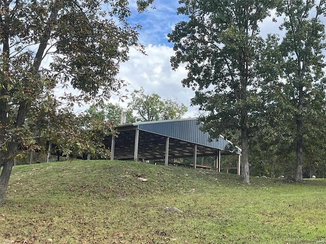 view of yard with a pole building