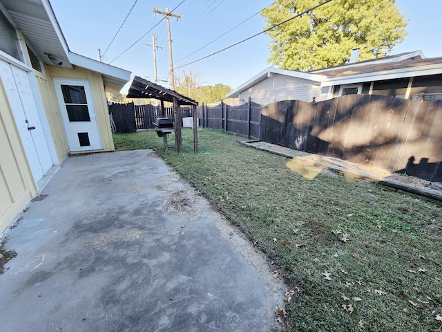 view of yard featuring a patio