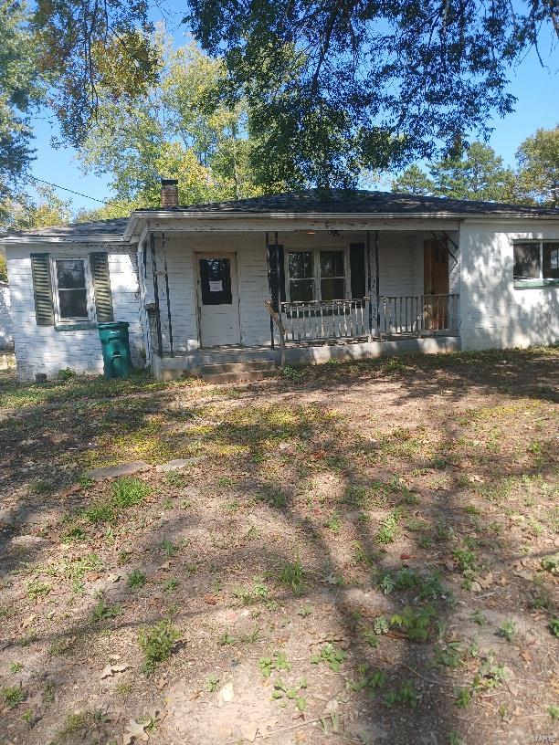 view of front of property featuring a porch