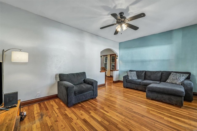 living room with light wood-type flooring and ceiling fan