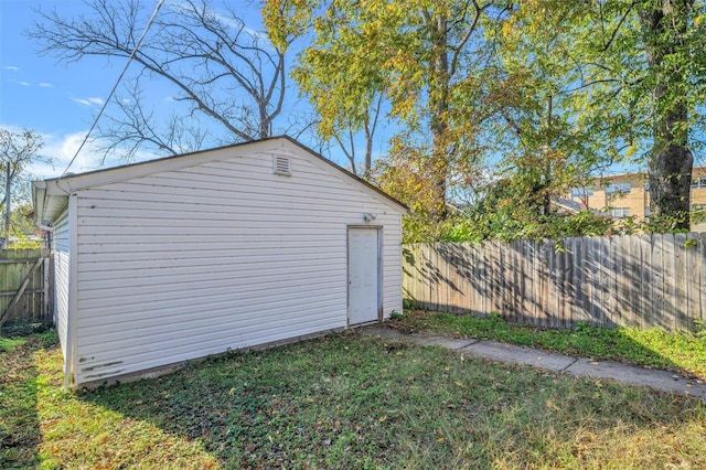 view of outdoor structure featuring a yard