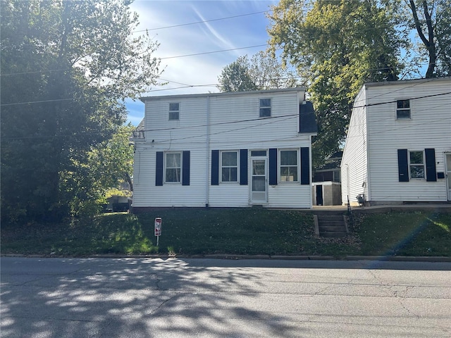 view of front facade featuring a front lawn