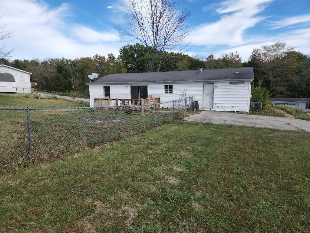 view of front facade featuring a front yard