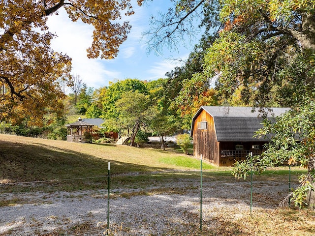 view of yard with an outdoor structure