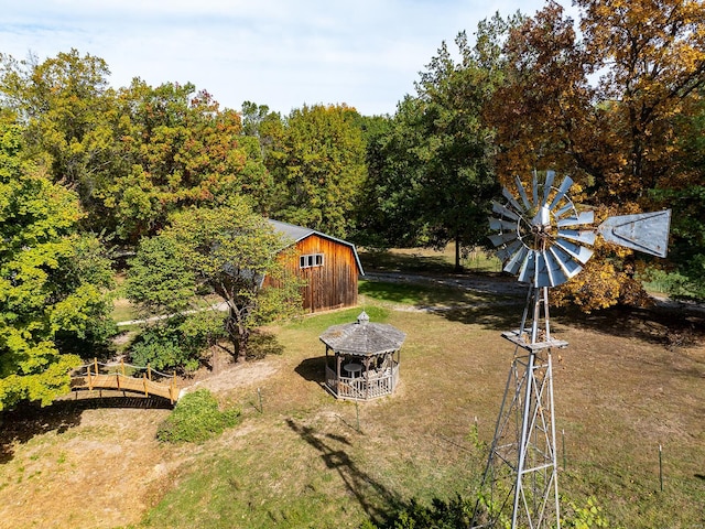 view of yard featuring an outbuilding