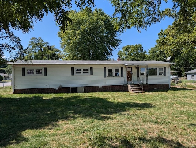 manufactured / mobile home with a front yard