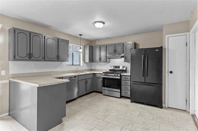 kitchen featuring stainless steel appliances, sink, tasteful backsplash, and gray cabinetry