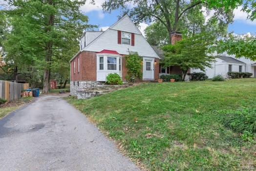 view of front of property featuring a front lawn