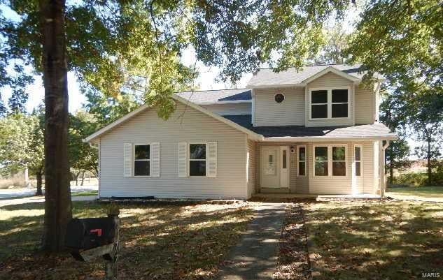 view of front facade featuring a front yard