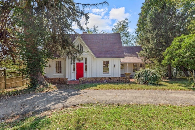 view of front of home with a front lawn