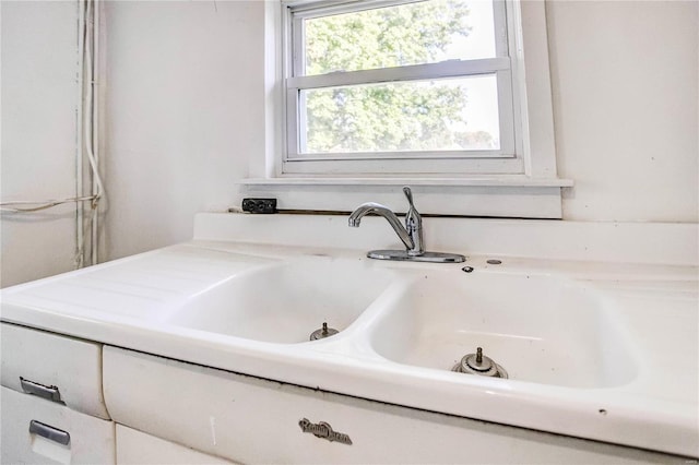 bathroom featuring a tub