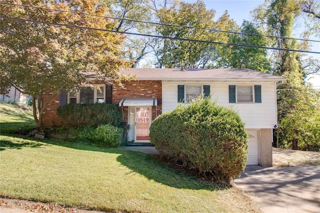 view of front of home featuring a front yard and a garage