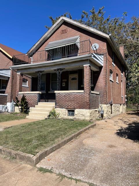 view of front of property with a front yard and covered porch