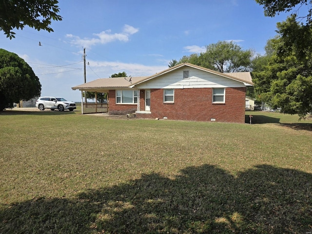 view of front facade featuring a carport and a front yard