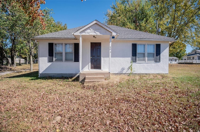 bungalow featuring a front lawn