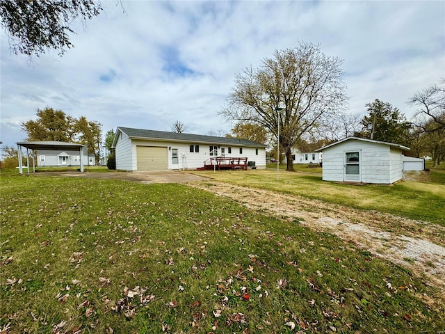 view of yard with an outdoor structure