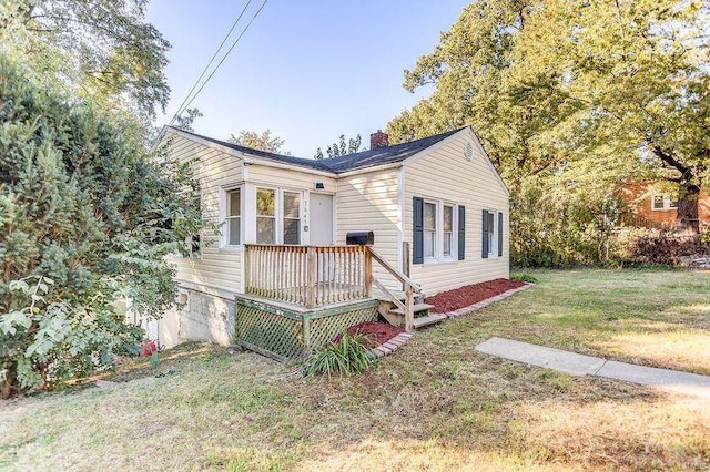 view of front of home featuring a wooden deck and a front yard