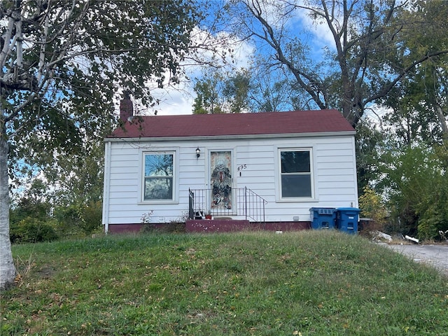 view of front of home featuring a front lawn