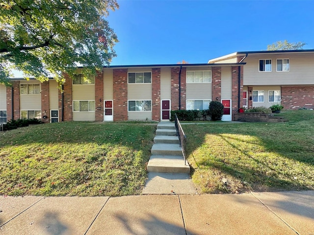 view of front of property featuring a front yard