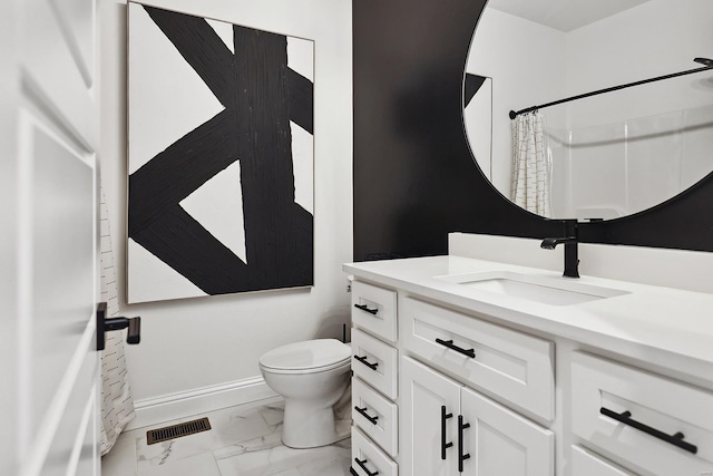 bathroom with toilet, a shower with curtain, and vanity