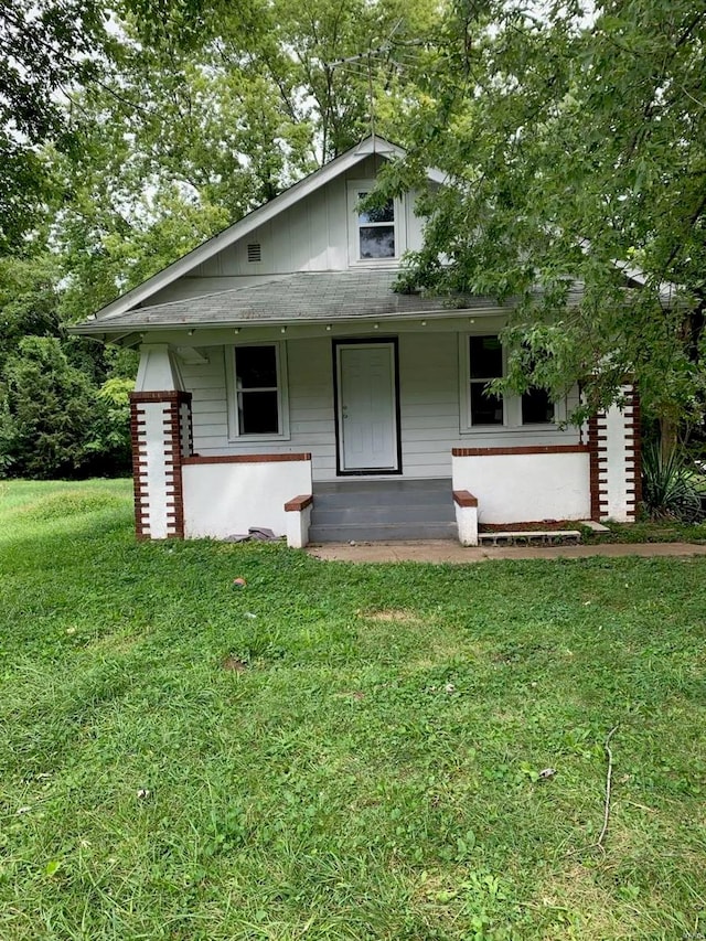 view of front of home featuring a front lawn and covered porch