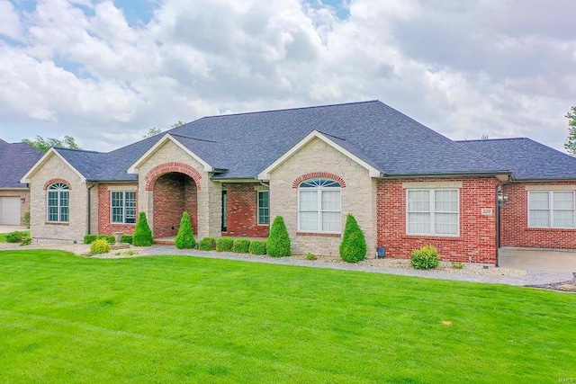 single story home featuring a front lawn