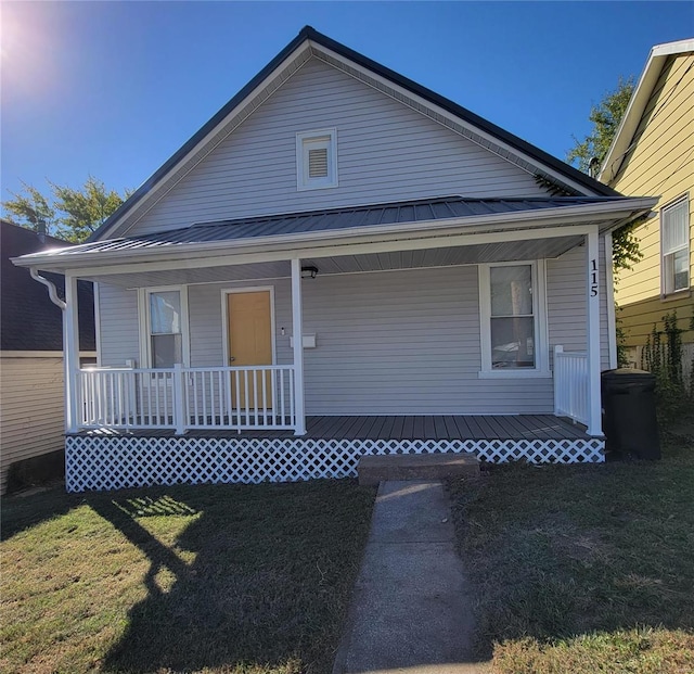 view of front facade with a front yard