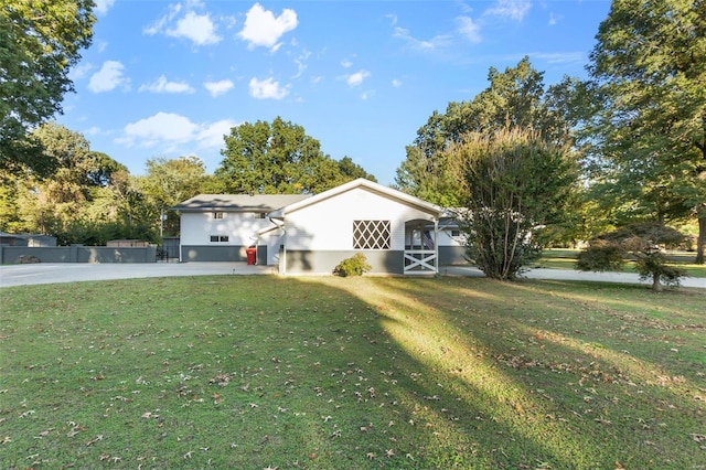 view of front of property with a front yard