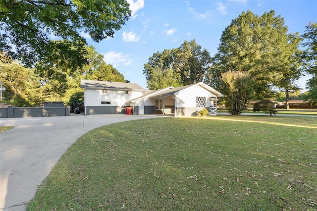 view of front facade featuring a front yard