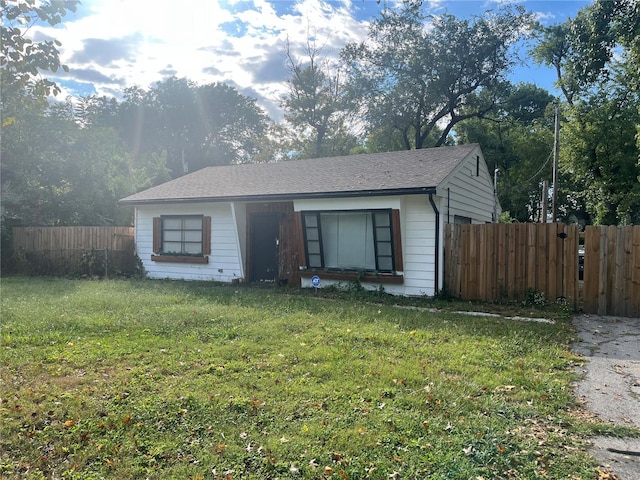 single story home with a front lawn