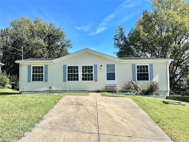 manufactured / mobile home featuring a front yard