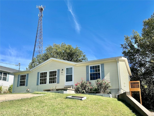 view of front of house featuring a front yard