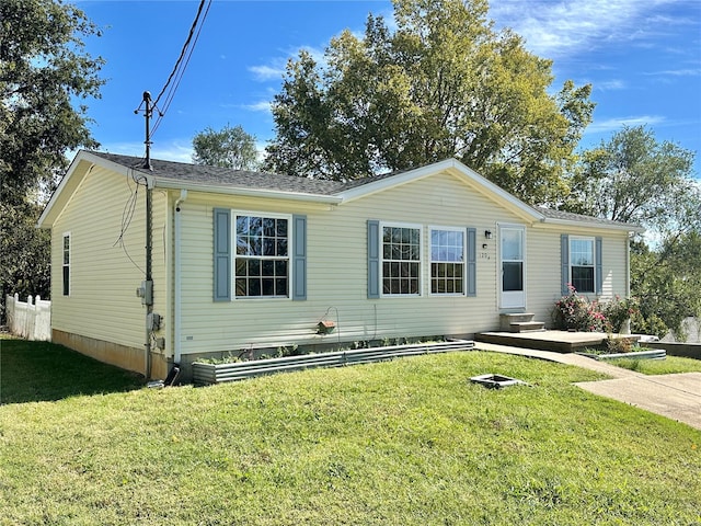 manufactured / mobile home featuring a front lawn