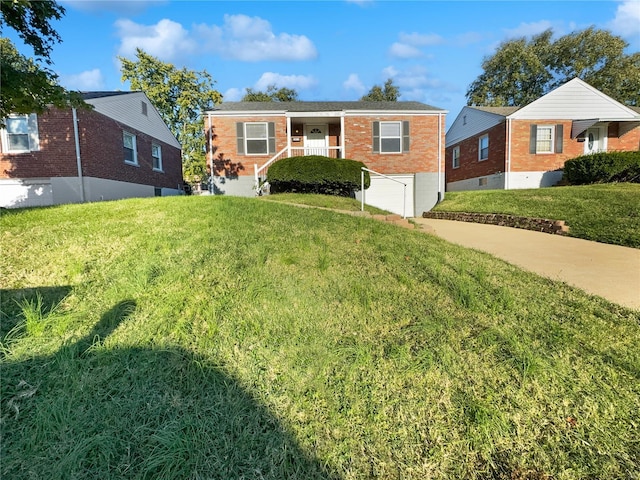 view of front of property featuring a front yard