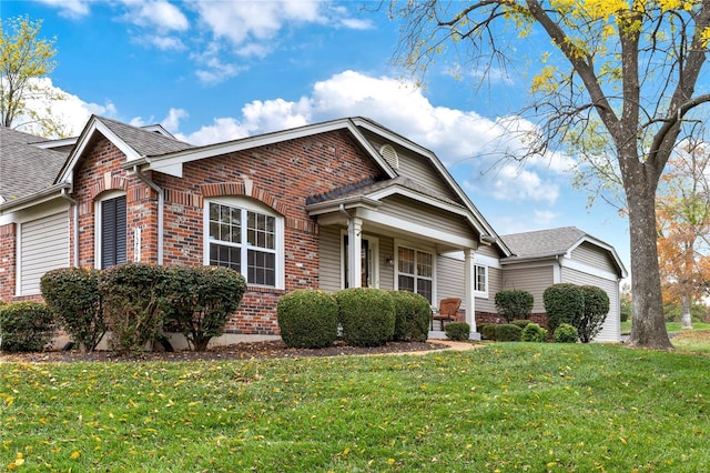 view of front facade featuring a front yard