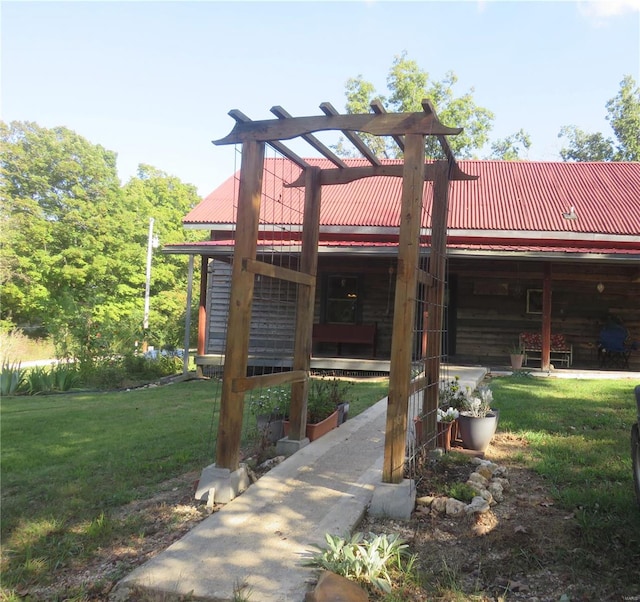 view of front of home featuring a pergola and a front yard