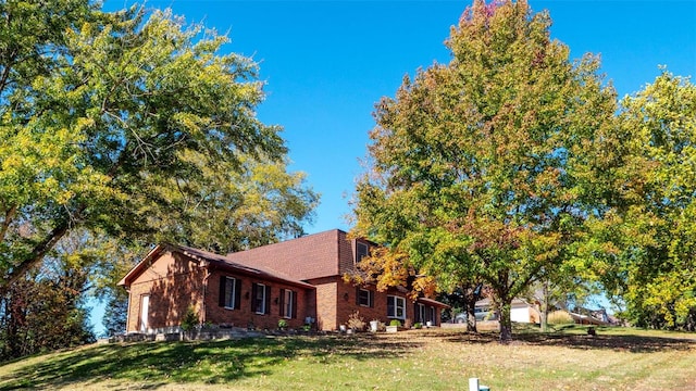 view of front of property featuring a front yard