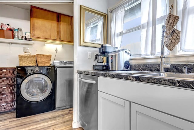 laundry room featuring light hardwood / wood-style floors and independent washer and dryer