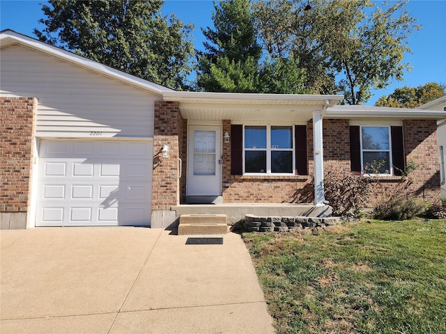 ranch-style house featuring a front lawn and a garage